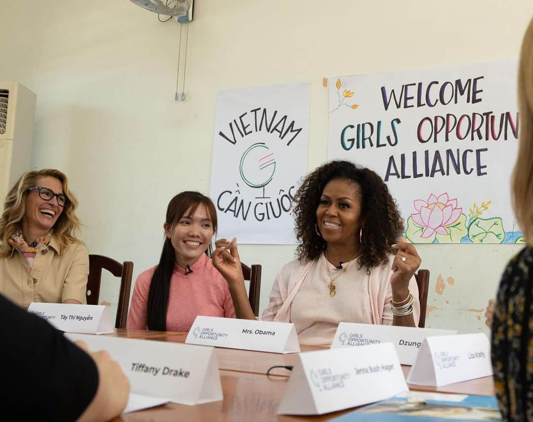 ミシェル・オバマさんのインスタグラム写真 - (ミシェル・オバマInstagram)「What an incredible day in Vietnam! I visited Cần Giuộc high school to meet members of the @GirlsOpportunityAlliance community who are working hard to pursue their education and achieve their dreams. Thankfully, they’re not alone: local leaders from @RoomtoRead provide crucial support to help these girls stay in school and prepare for their futures so they can become the women they’re meant to be.  I was thrilled to see this work in action—and I’m grateful that some special friends like @JuliaRoberts, @LanaCondor, @ngothanhvan_official, @JennaBHager, and @LizaKoshy joined me to visit these girls and to shine a light on the extraordinary work being done.」12月10日 1時58分 - michelleobama