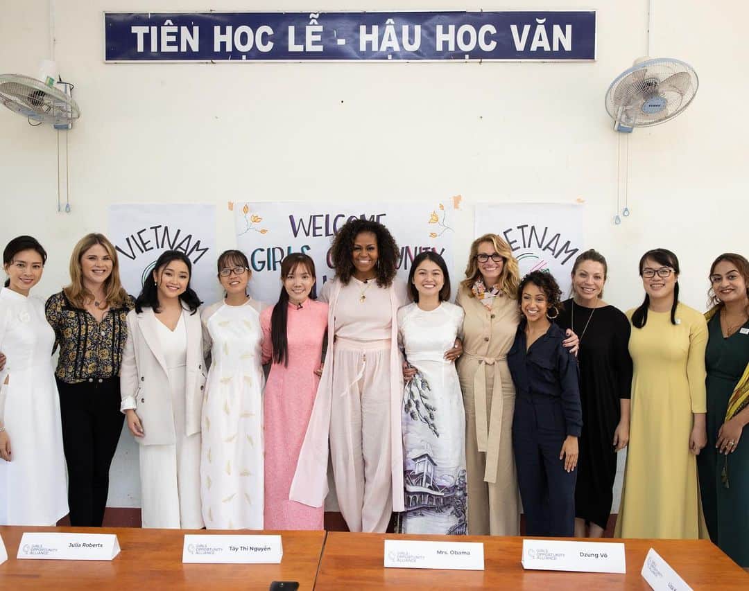 ミシェル・オバマさんのインスタグラム写真 - (ミシェル・オバマInstagram)「What an incredible day in Vietnam! I visited Cần Giuộc high school to meet members of the @GirlsOpportunityAlliance community who are working hard to pursue their education and achieve their dreams. Thankfully, they’re not alone: local leaders from @RoomtoRead provide crucial support to help these girls stay in school and prepare for their futures so they can become the women they’re meant to be.  I was thrilled to see this work in action—and I’m grateful that some special friends like @JuliaRoberts, @LanaCondor, @ngothanhvan_official, @JennaBHager, and @LizaKoshy joined me to visit these girls and to shine a light on the extraordinary work being done.」12月10日 1時58分 - michelleobama