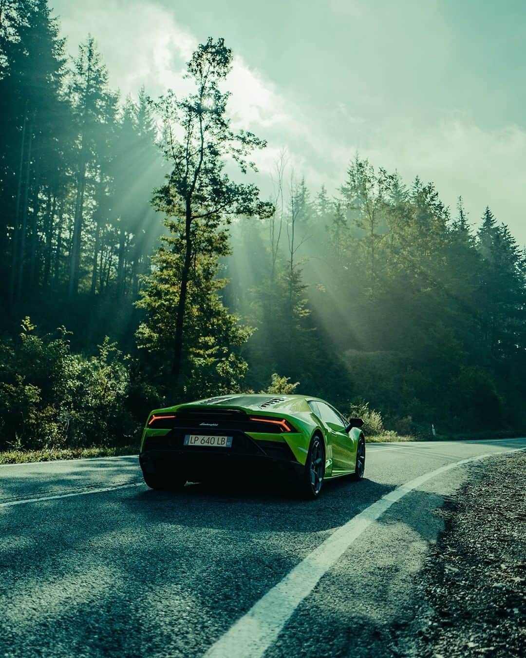 ランボルギーニさんのインスタグラム写真 - (ランボルギーニInstagram)「Here’s what happens when the natural light of Tuscany and the spark of beauty get together. It’s the Huracán EVO. Which emoji best describes the way you feel while driving? Photos by @philipprupprecht_.  #Lamborghini #HuracanEVO #LightsOnLamborghini」12月10日 2時01分 - lamborghini