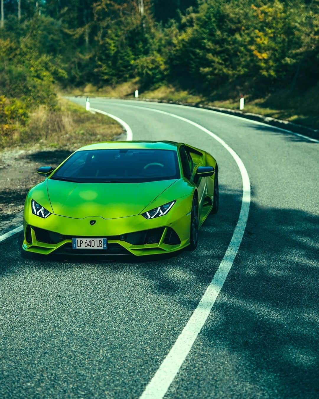 のインスタグラム：「Here’s what happens when the natural light of Tuscany and the spark of beauty get together. It’s the Huracán EVO. Which emoji best describes the way you feel while driving? Photos by @philipprupprecht_.  #Lamborghini #HuracanEVO #LightsOnLamborghini」