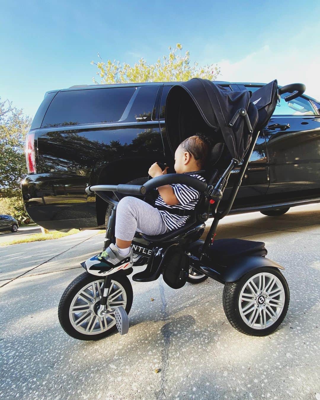 ケイラ・フィリップスのインスタグラム：「Wow🖤 This was designed by Bentley motors themselves. A 6-in-1 stroller that transforms into a trike as your child grows! Follow @bentleytrike for future discounts and promotions and use the code KAYLA100 for $100 off your first trike!」