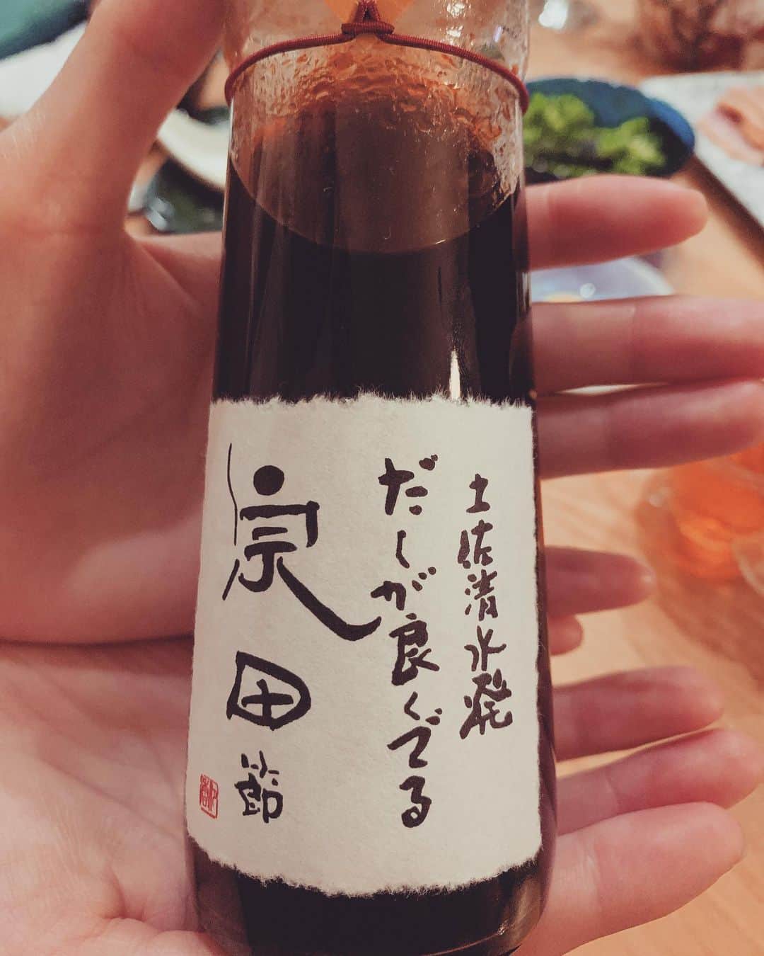 村川絵梨さんのインスタグラム写真 - (村川絵梨Instagram)「10代からの仲間、平田薫ちゃんのお家にて。 薫の地元、宮城から送ってもらった牡蠣を堪能しに行く会✨ 日本酒と合わさって悶絶でした。  高知県　土佐鶴酒造さんの「azure」純米吟醸酒。初めて飲んだけどとても美味しかった！この爽やかボトルも最高。  最後は薫がたまには自撮り載せなよーって言って撮ってくれました。日本酒両手に嬉しそう。笑  ご馳走さま！ありがとう♡  #日本酒#sake#牡蠣#宮城県#えり好み#自撮り苦手」12月9日 20時35分 - eri_murakawa_official