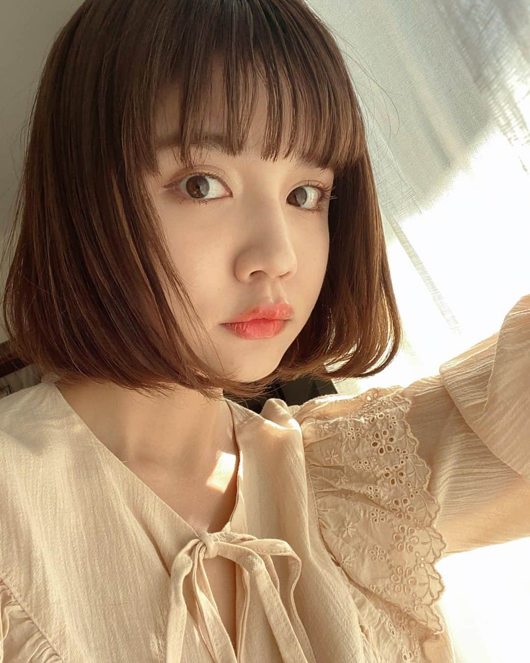 村田倫子さんのインスタグラム写真 - (村田倫子Instagram)「KOSEから新しくでたリップを一足お先にお試し。﻿ ﻿ ﻿ フォーチュン　マシュマロティントルージュ。﻿ ﻿ ﻿ 見たままの色味がでて高発色☺︎﻿ ぽんぽん指でつけて、内側から発色させたり、直接ぬって艶を出したり色々質感も変えられるのもよい。﻿ 私がつけてるのは、ベルベッドレッドとジューシィオレンジです。﻿ ﻿ ﻿ ティントタイプで色持ちがよく、食後も気にならないし、美容オイル配合で唇荒れもあまり気にならないのも◎﻿ ﻿ ﻿ パッケージもかわいいし、プチプラなのでおすすめです☺︎﻿ 発売は12/16日だよ。﻿ ﻿ ﻿ ﻿ ﻿ #フォーチュン﻿ #マシュマロティントルージュ﻿ #リップメイク﻿ #PR﻿」12月9日 20時41分 - rinco1023