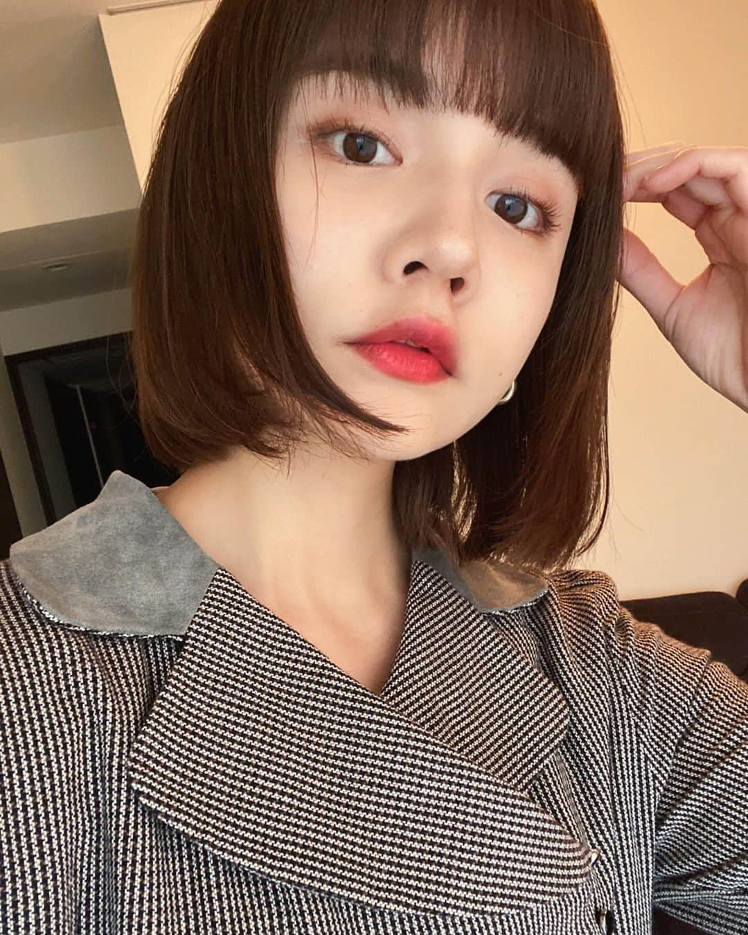 村田倫子さんのインスタグラム写真 - (村田倫子Instagram)「KOSEから新しくでたリップを一足お先にお試し。﻿ ﻿ ﻿ フォーチュン　マシュマロティントルージュ。﻿ ﻿ ﻿ 見たままの色味がでて高発色☺︎﻿ ぽんぽん指でつけて、内側から発色させたり、直接ぬって艶を出したり色々質感も変えられるのもよい。﻿ 私がつけてるのは、ベルベッドレッドとジューシィオレンジです。﻿ ﻿ ﻿ ティントタイプで色持ちがよく、食後も気にならないし、美容オイル配合で唇荒れもあまり気にならないのも◎﻿ ﻿ ﻿ パッケージもかわいいし、プチプラなのでおすすめです☺︎﻿ 発売は12/16日だよ。﻿ ﻿ ﻿ ﻿ ﻿ #フォーチュン﻿ #マシュマロティントルージュ﻿ #リップメイク﻿ #PR﻿」12月9日 20時41分 - rinco1023