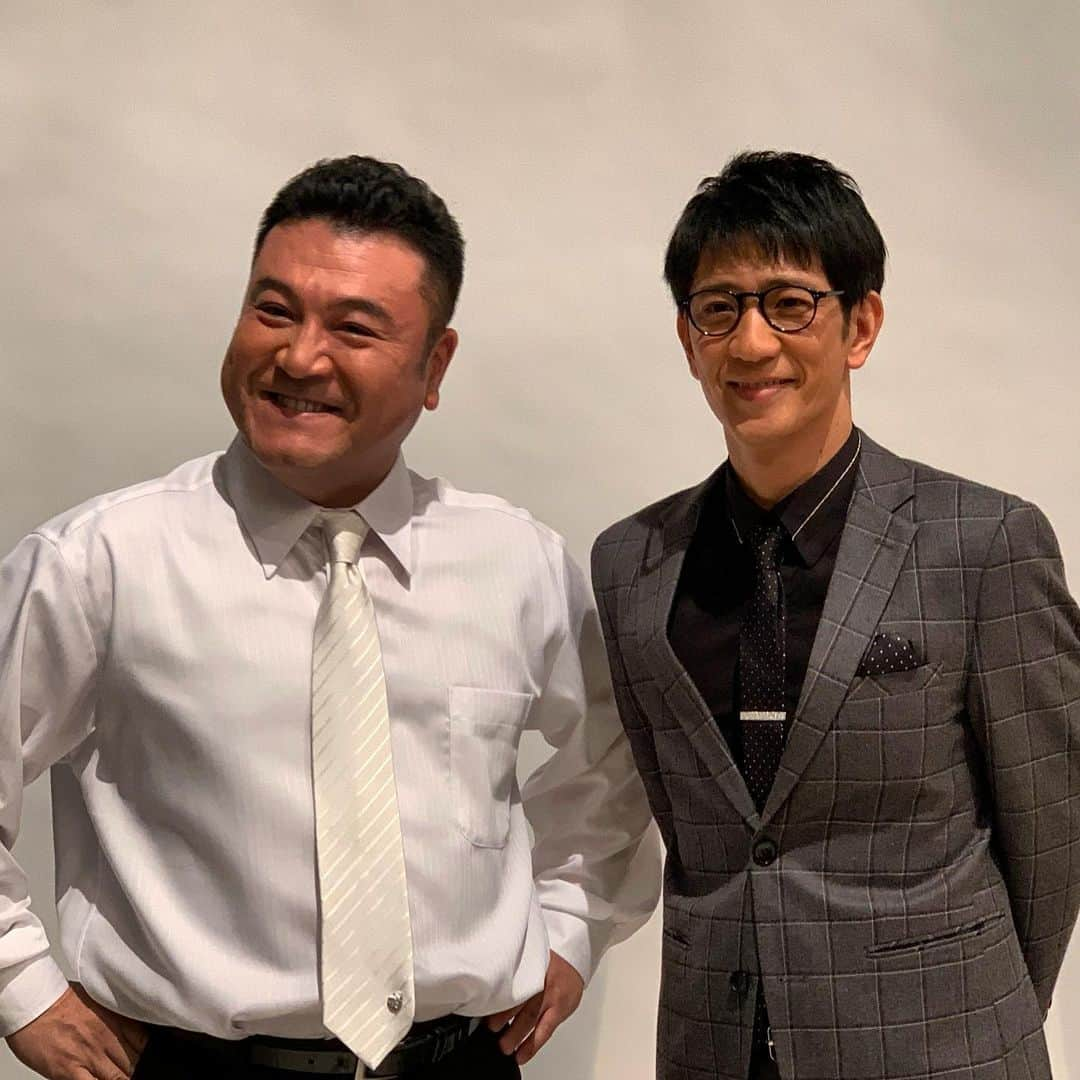 柴田英嗣さんのインスタグラム写真 - (柴田英嗣Instagram)「宣材写真  #コンビのやつ取り直す #ザ漫才のステージ直後に #何故直後に #事務所曰くそこにカメラマンが居たから #でしょーね！！ #皆さんこれからも宜しくお願いします。」12月9日 20時47分 - shibata_untouchable