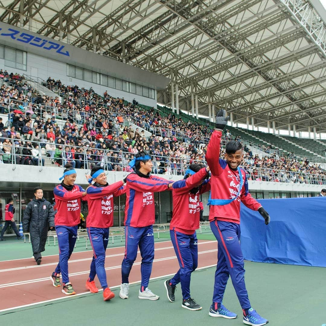 ファジアーノ岡山さんのインスタグラム写真 - (ファジアーノ岡山Instagram)「﻿﻿﻿﻿﻿ 【Throwback 2019ファン感 ③】﻿﻿﻿﻿﻿ ﻿﻿﻿﻿﻿ 「赤紺対決」前編😄🎉﻿﻿﻿﻿﻿ #選手宣誓﻿﻿ #手つなぎドリブルリレー﻿﻿ #借り人競争﻿﻿ ﻿﻿ ﻿﻿﻿﻿#ファン感のために遠方から来た人﻿﻿ #ファン感のために沖縄から来た増谷選手﻿ #インスタグラムのフォロワーが多い人﻿﻿ #高額領収書を持っている人﻿﻿ ﻿﻿ #ファジアーノ岡山﻿﻿﻿﻿﻿ #fagianookayama﻿﻿﻿﻿﻿ #fagiano #okayama ﻿#🍑 #🍡﻿﻿﻿﻿﻿ #2019 #ファン感謝デー #ファン感﻿﻿﻿﻿﻿ #感謝 #thankyou #ありがとう #thx﻿﻿﻿﻿﻿ #嬉しい #楽しい #😆🙌✨﻿﻿﻿﻿ #子どもたちに夢を #🏟」12月9日 20時50分 - fagianookayama