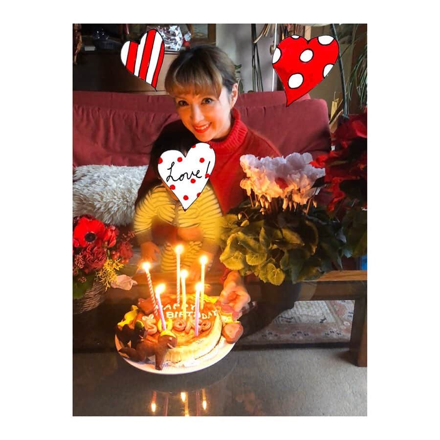 のインスタグラム：「December 1st 🎂❤️ 誕生日を迎えて、新たな気持ちの12月。歳と経験を重ねる喜びを感じながら、今年はbabyと共に一日一日歩んで来た全てに感謝して✨新しい年も、与えられた毎日を大切に過ごして行きたいです。 写真2枚目は、姉が焼いてくれたオレオチーズケーキ！3枚目は、イタリアの妹から大きな特注チョコレート！仲良しの姉妹にも感謝✨甘いものもまた、毎日の楽しみ😋」