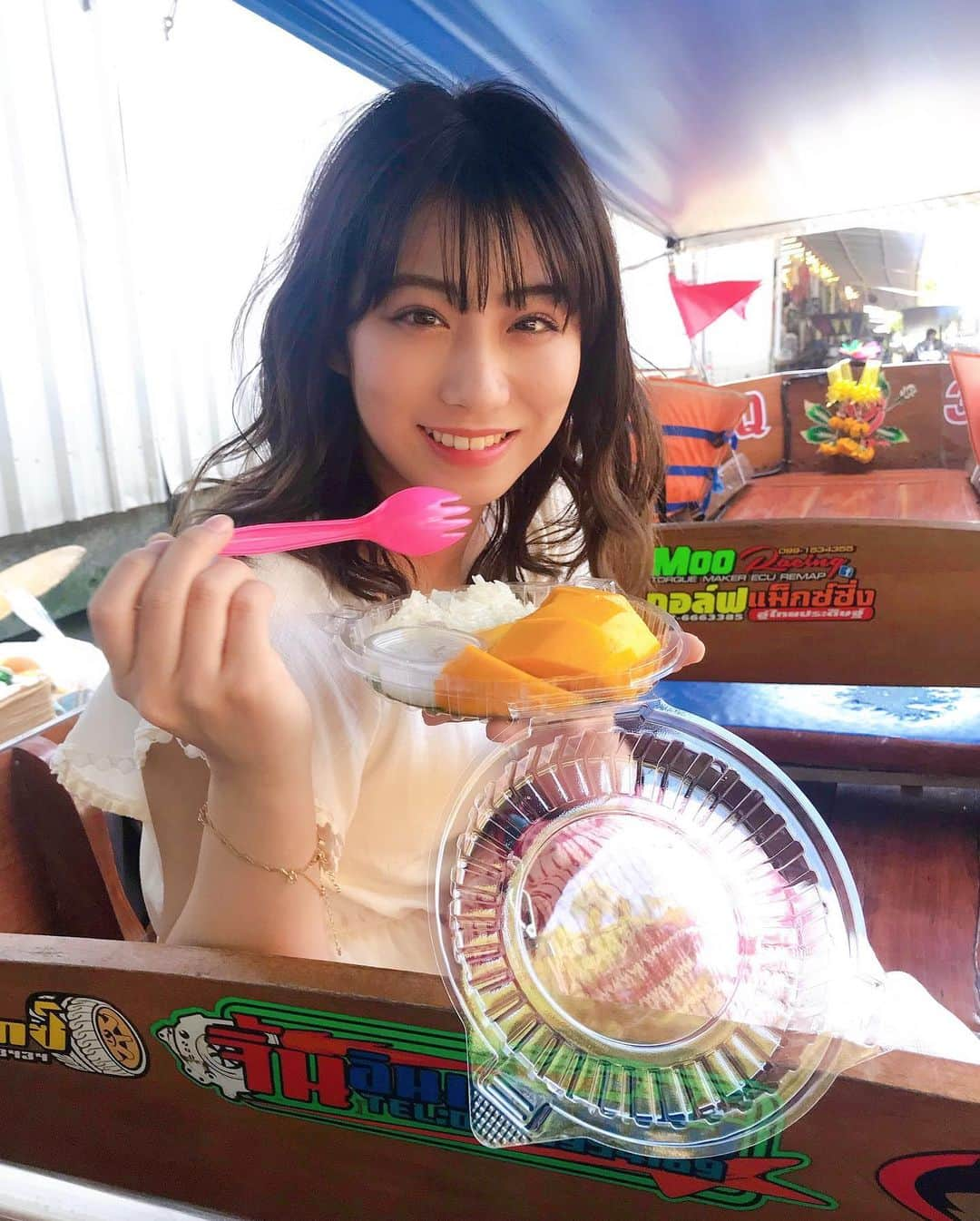 坂本遥奈さんのインスタグラム写真 - (坂本遥奈Instagram)「ここではマンゴー🥭とガパオライスを食べた(^^) タイではマンゴーの横にタイ米が付いてきてびっくり😳しかもちょっと塩っけきいてたの！ あとはきゅうりの切り方が独特だった〜😳 海外ってきゅうりの皮食べないのかね🤔🥒 #ダムヌンサドゥアック #ダムヌンサドゥアック水上マーケット」12月9日 20時54分 - haruna_sakamoto_official