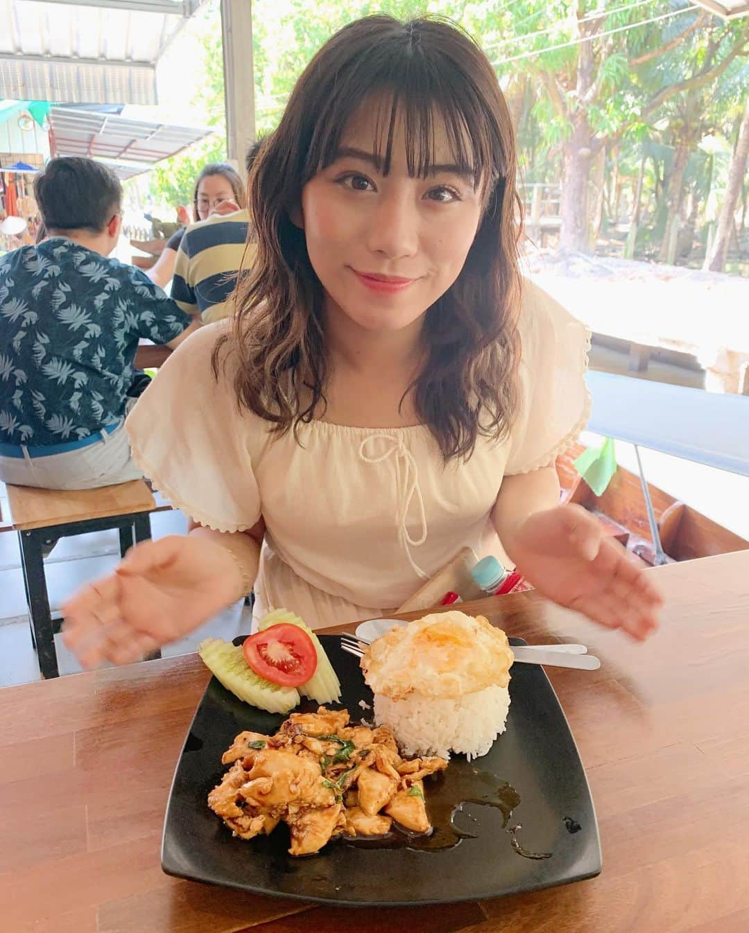 坂本遥奈さんのインスタグラム写真 - (坂本遥奈Instagram)「ここではマンゴー🥭とガパオライスを食べた(^^) タイではマンゴーの横にタイ米が付いてきてびっくり😳しかもちょっと塩っけきいてたの！ あとはきゅうりの切り方が独特だった〜😳 海外ってきゅうりの皮食べないのかね🤔🥒 #ダムヌンサドゥアック #ダムヌンサドゥアック水上マーケット」12月9日 20時54分 - haruna_sakamoto_official