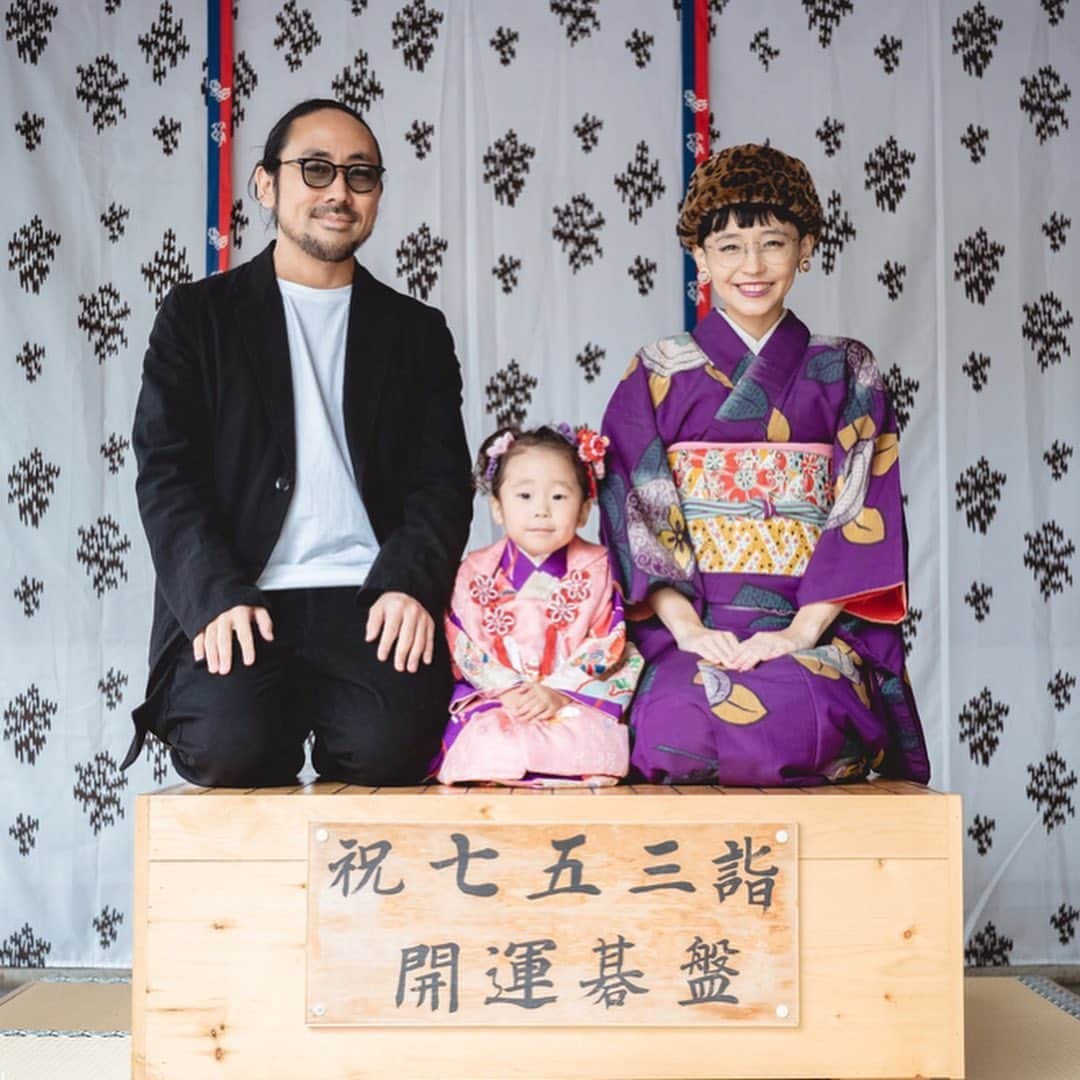 サオリリスのインスタグラム：「きっかの七五三。もう三歳。 @kakikukekikka @hbkr ・ ・ ・ #七五三 #七五三3歳 #753 #七五三ママ #家族写真 #着物 #着物コーディネート #kimono #kimonostyle #kimonogirl @uchinopotemayo」