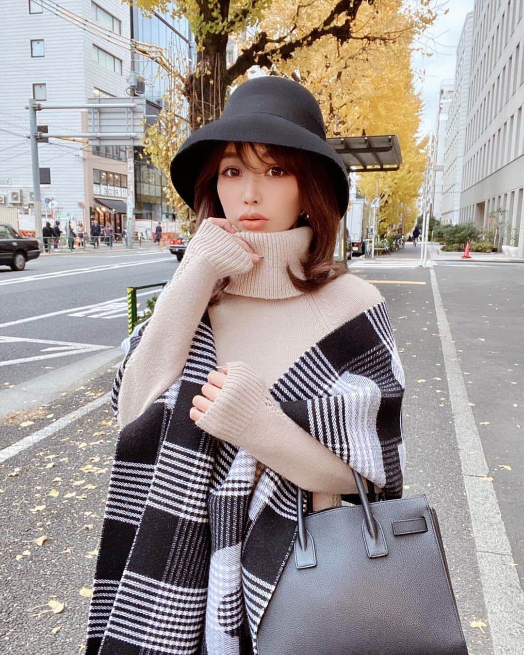 梯真奈美さんのインスタグラム写真 - (梯真奈美Instagram)「もう少ししたら鮮やかな黄色の絨毯でいーっぱいになるんやろうなぁ🍁✨☺️ 今日のコーデ❤️ ワンピースは今日発売のラインポイントタートルニットワンピースだよ❤️ #今日のコーデ #eimy #eimyistoire」12月9日 20時58分 - official_manami