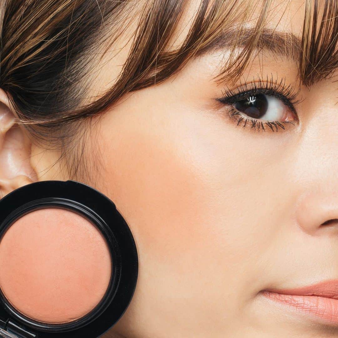 M∙A∙C Cosmetics Japanのインスタグラム：「ㅤ 2019年 M·A·Cアーティストが選ぶ マストハブ！ -チーク編- ㅤ ❄️[M·A·C ミネラライズ ブラッシュ] ナチュラリー フローレス ㅤ 肌なじみがいいオレンジベージュのチーク。マットな質感で、シェーディング効果も✨ 秋冬らしい季節感もしっかり出せる上、どんなメイクにも合わせやすいのがうれしい❤️ ㅤ ㅤ MAKEUP AND MODEL: M·A·C ARTIST MAYUKO MOGAMI @macpro_tokyo PHOTO: @takaki_iwata ㅤ ㅤ ㅤ ㅤ ㅤ #MACCosmeticsJapan #MACコスメ #MACCosmetics #コスメ #メイク #ミネラライズブラッシュ #チーク #オレンジチーク #ベージュチーク #オレンジメイク #冬コスメ #冬メイク #シェーディング #コスメ紹介 #スウォッチ #コスメ購入品 #セルフメイク #血色 #makeup #cheek #cheekmakeup #beauty #cosmetics」