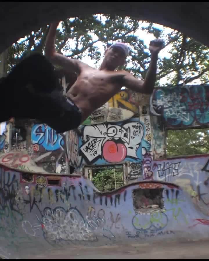 のインスタグラム：「RVCA & @pmtenore welcome @evanmock to the family || Video: @james.kates || Link in bio || #RVCAloha #BalanceOfOpposites」