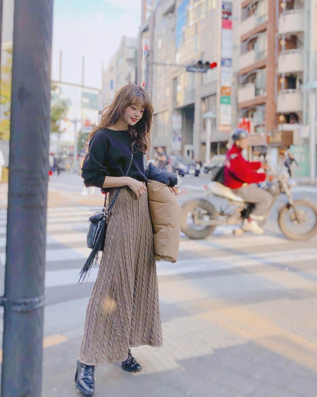 山崎春佳さんのインスタグラム写真 - (山崎春佳Instagram)「❤︎❤︎ . この間のお洋服。 上下ともに @titivatejp でシンプルなアイテムを合わせたので、小物は少しハードめにしました☻ . p.s.なんでこんなに画質悪いんかな(笑)背景ぼかしの加工があかんのかな。。 . #me #tbt #coordinate #simple #longskirt #titivate #titivatestyle #boots #leatherbag #snap #私服 #ティティベイト #ニットスカート #ロングスカート #ケーブルニットフレアスカート #森さんカメラ」12月9日 21時06分 - haruka_yamazaki