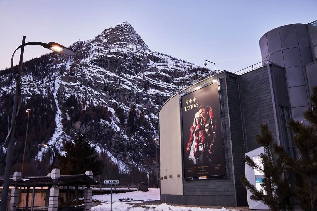 タトラスさんのインスタグラム写真 - (タトラスInstagram)「Spot Tatras in the Italian ski resort of Courmayeur located at the foot of Europe’s highest mountain, Mont Blanc #TatrasOfficial⁠⠀ _____⁠⠀ #Tatras #Tatraspeople #TatrasFW19 #Courmayeur #Italy #skiresort #skiing #billboard #montblanc #italianalps #skiseason」12月9日 21時02分 - tatras_official