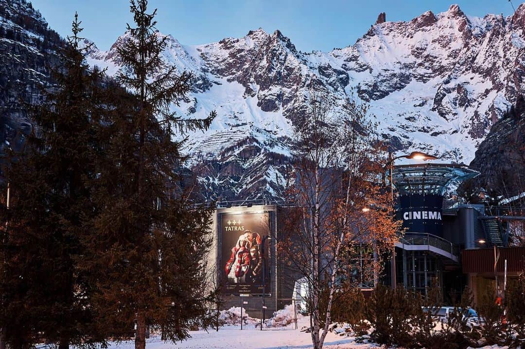 タトラスさんのインスタグラム写真 - (タトラスInstagram)「Spot Tatras in the Italian ski resort of Courmayeur located at the foot of Europe’s highest mountain, Mont Blanc #TatrasOfficial⁠⠀ _____⁠⠀ #Tatras #Tatraspeople #TatrasFW19 #Courmayeur #Italy #skiresort #skiing #billboard #montblanc #italianalps #skiseason」12月9日 21時02分 - tatras_official