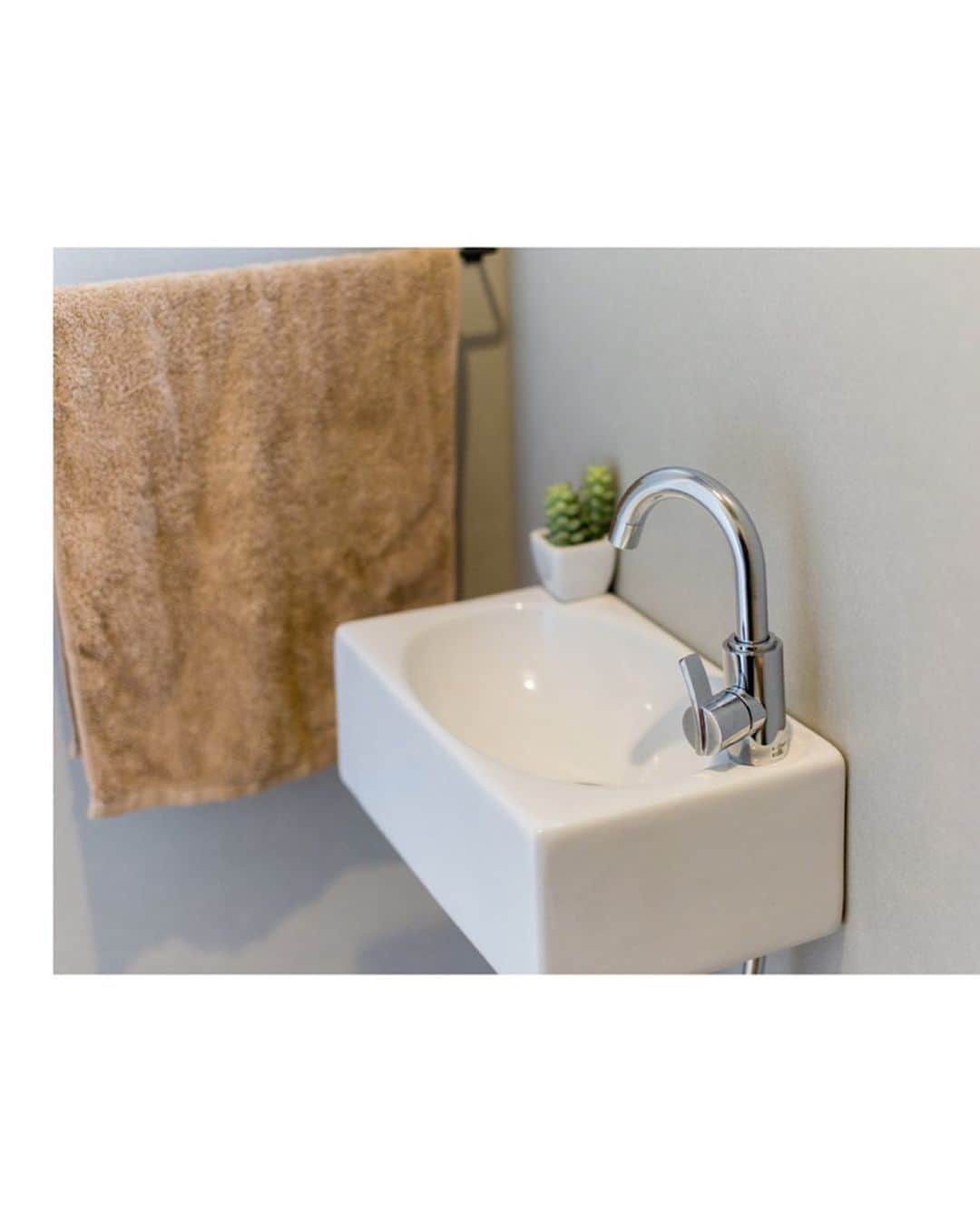 ルポハウス一級建築士事務所さんのインスタグラム写真 - (ルポハウス一級建築士事務所Instagram)「・ ・ ・ 空間のスペースに合わせた手洗器は、シンプルかつスタイリッシュに。 ・ アッシュ、チャコールグレー、ブラックの色に少しだけ質感の変化を加えて北欧風に。 ・ ・ ・ 𓐌𓐌𓐌𓐌𓐌𓐌𓐌𓐌𓐌𓐌𓐌𓐌𓐌𓐌𓐌𓐌𓐌𓐌  ルポハウスの施工事例はこちらまで☞ @reposhouse  𓐌𓐌𓐌𓐌𓐌𓐌𓐌𓐌𓐌𓐌𓐌𓐌𓐌𓐌𓐌𓐌𓐌𓐌 #ルポハウス は#ちょっとかっこいい家 を"友人のために" という思いでつくっています。 一生に一度の#マイホーム。 「あなたにしかできない」×「ルポハウスだからできる」で、 私たちだけの#家づくり を思いっきり楽しんでみませんか？！ ・ ・ ・ #住宅 #注文住宅 #新築一戸建て #デザイナーズ住宅  #一級建築士事務所 #設計事務所  #滋賀県大津市 #滋賀県草津市 #滋賀県栗東市  #滋賀県近江八幡市 #トイレインテリア #カワジュン #手洗器 #紙巻器 #サンゲツクロス #fe1040 #リリカラ #lh80724」12月9日 21時04分 - reposhouse