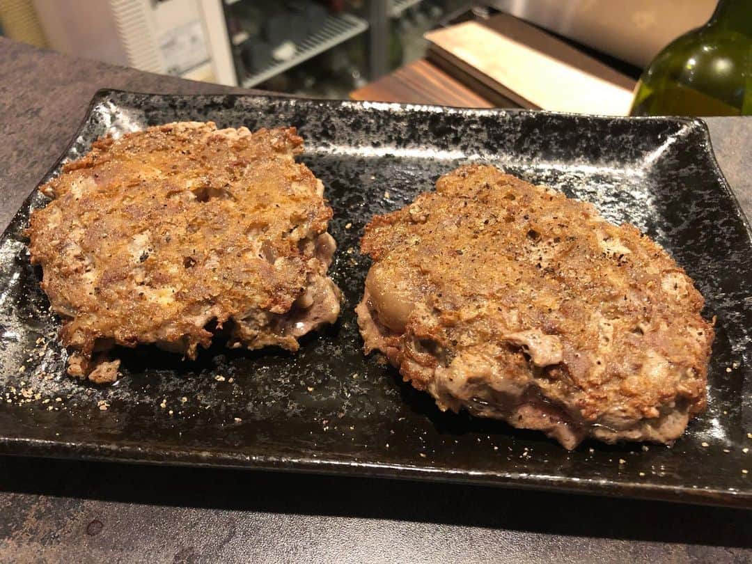 秋山拓巳のインスタグラム：「#下柳さんのインスタを観て#芦屋川の#樹々#に来たら#まさかの#下さん居ました#そしてシモさんから#手作りハンバーグ#いただきました#みなさんも樹々に行くと#シモさんに会えるかも#ちなみに僕とシモさんのインスタを観たと伝えると500円引きになります」