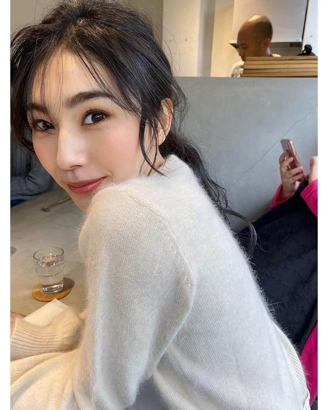 西村円花のインスタグラム：「▷▷▷…♡ ・ ・ ・ 前髪あるのとないの どっちがいいのかな🤔💭 ・ このアレンジすきっ🥰 ・ #hairmake #makeup #hairarrange #shooting #model  #ヘアメイク #撮影 #メイク #黒髪 #黒髪ロング #ノーマルカメラ」