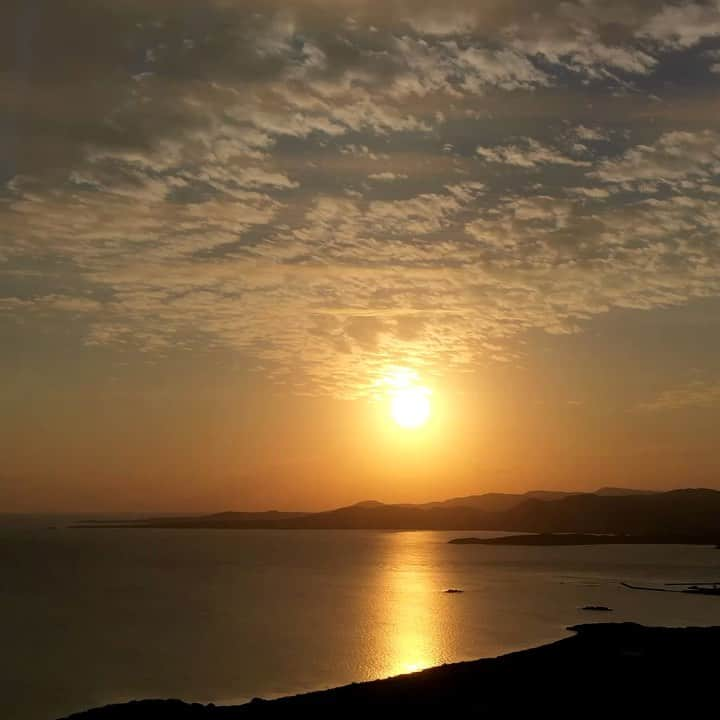 宮良忍（SHINOBU）のインスタグラム：「本日の、西表島に沈む夕日🤙🏽 夕飯時で、あっちゅうまに景色変わるから、ドローン飛ばして後から鑑賞😊 さっ、洗物しょっと🍺  #夕日 #夕焼け #小浜島 #djimavicpro2  #タイムラプス」