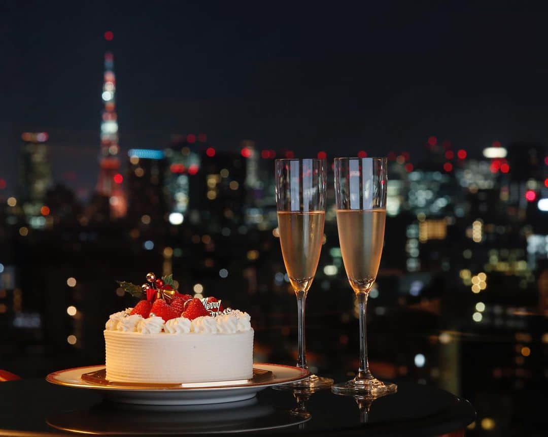 THE WESTIN TOKYO | ウェスティンホテル東京さんのインスタグラム写真 - (THE WESTIN TOKYO | ウェスティンホテル東京Instagram)「今年のクリスマスは、お部屋からのきらめく夜景を眺めながら、ケーキとシャンパーニュでお祝いをする至福のひとときをお過ごしになりませんか🗼✨ エグゼクティブペストリーシェフ特製のホールクリスマスケーキとモエ・エ・シャンドンのフルボトルをお部屋にお届けする14~25日までのクリスマス宿泊プランで、クリスマスのデコレーション一色に彩られたウェスティンホテル東京で、思い出にのこる優雅なステイをお楽しみください💕  また、ホテルのシェフによるスペシャルディナーをシャンパーニュとともにお部屋にお届けするクリスマス2日間だけのステイプランもご用意しています。 詳細はプロフィールの🔗リンクより👉👉 ...... Unwind and share a sweet moment with your loved one this festive season under the glittering Tokyo skyline🗼✨ Book your upcoming holiday stay with our “Sweet Festive Celebration Package” now to sweeten up your celebration the Japanese way. Available between Dec 14~25, enjoy fine bubbles and our signature Christmas cake in the comfort and intimacy of our elegantly-appointed guest room for a romantic occasion💕  A “Christmas Dinner Package” featuring a special in-room dining plan is also available.  More details via our 🔗bio link. ...... #ウィスティン東京 #ホテル #クリスマス #宿泊 #宿泊プラン #WestinTokyo #hotel #Christmas #stayoffer #xmas #winter #christmasparty #christmascountdown #christmastime #christmas2019 #ステイプラン#シャンパーニュ#クリスマスケーキ #記念日 #ホテルディナー #オファー #割引 #westin #hotel #tokyo #travel #specialoffer #christmascake #anniversary」12月9日 21時24分 - westintokyo