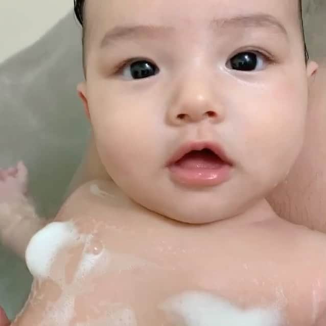 のインスタグラム：「至福のお風呂タイム🛁💕 ． 少し前までは赤ちゃん用ボディソープと大人用分けてたけど、最近は家族でhadakaraを使ってます👨‍👩‍👧 ． ． ✔️泡がもちもち濃密なので子供の肌にのせても垂れず洗いやすい🧼 ✔️3ミリポンプを使用していて1プッシュでたくさん出るので便利！これ意外とはじめての感覚だった☺️ ✔️濯いだ後も保湿成分が残るので、この時期ありがたすぎる🥺✨ ✔️お風呂出た後もフローラルブーケの香りが体に残ってて気分がいい🌹  バスタイムは1日の締めくくりなので、バスグッズは気持ち良いものを使いたい🤤❤️ ． @hadakara #令和ベビー#女の子ベビー#乳児#0歳#0歳4ヶ月#ハーフベビー#バスタイム#hadakara#ボディウォッシュ#ボディケア#洗いながら保湿#濃密泡#hadakara_PR」