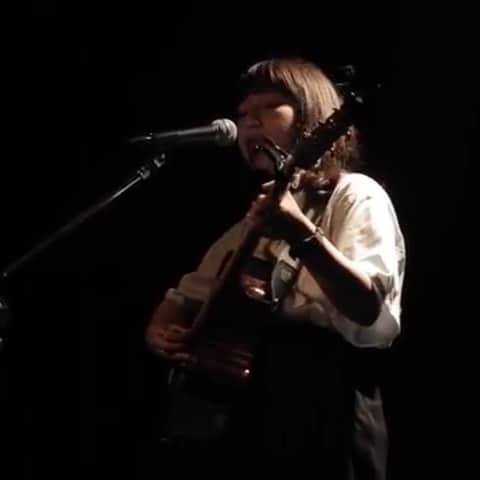 関取花のインスタグラム：「寒いですねえ。冬になると無性に聴きたくなる自分の曲があります。「つらら」というとても大切な曲です。 ・ なんとなく今、もっとたくさんの人に知ってほしいとあらためて思ったのでライブ映像と歌詞を貼っておきます❄️ ・ プロフィールのリンクからフル尺で2016年のライブ映像が見られるので、ぜひフルで聴いてみてください。 #関取花」