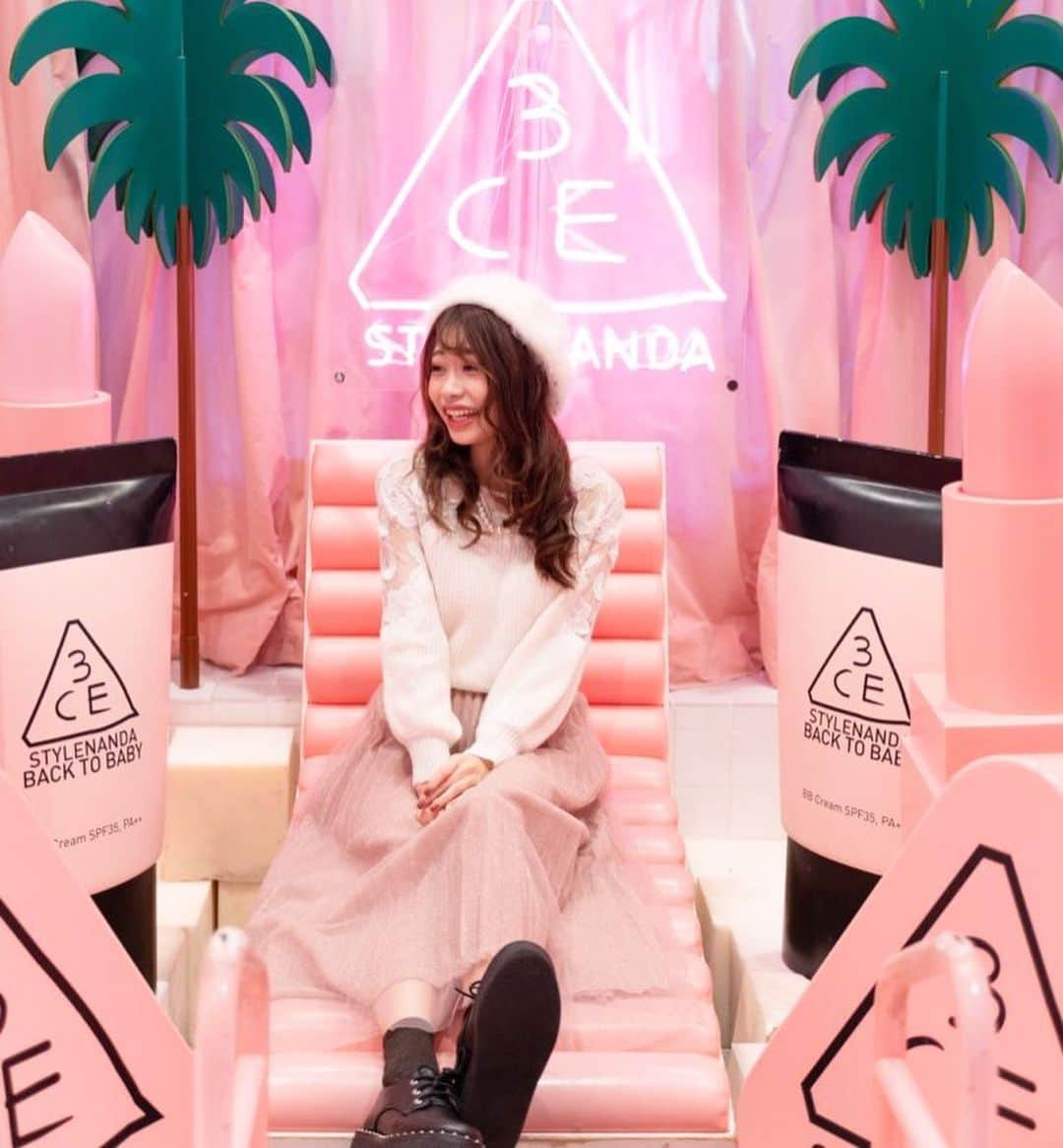 のインスタグラム：「白のベレー帽を使った冬コーデ💘﻿ ﻿ ﻿ 寒くなってきたこの時期の﻿ おしゃれにはベレー帽が欠かせない！﻿ ﻿ さっと被るだけで簡単に﻿ こなれ感をアピールできちゃうの💘﻿ ﻿ 忙しい朝にもおすすめ♡﻿ ﻿ しかももこもこだからあったかい\( ^^ )/♡﻿ ﻿ ﻿ ⸜❤︎⸝〜𝚌𝚘𝚍𝚎〜⸜❤︎⸝﻿ ﻿ ﻿ ﻿ ❥トップス﻿ #eimy ﻿ @eimyistoire_official ﻿ ﻿ ❥スカート﻿ #mimitoujours ﻿ @mimitoujours ﻿ ﻿ ﻿ ❥#ベレー帽 ﻿ #dazzlin﻿ @dazzlin_official ﻿ ﻿ ﻿ ﻿ ﻿」