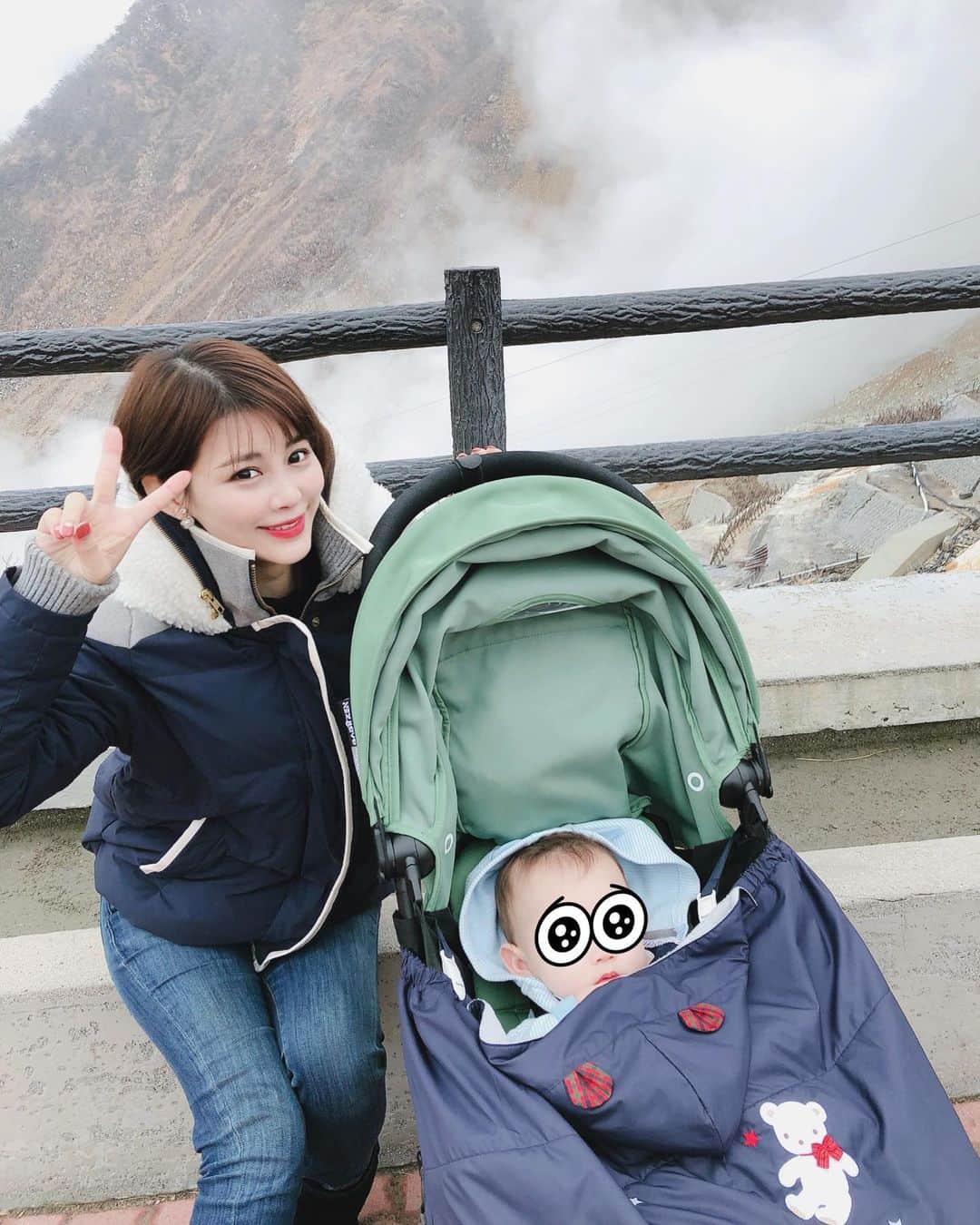 美馬怜子のインスタグラム：「大涌谷に来て、7年寿命がのびるという黒たまごを３つも食べてしまいました😁🙏💖 . 21年長生き✨ . 冬はやっぱり温泉最高です❤️ . #箱根旅行 #大涌谷 #大涌谷黒たまご #hakone #hotsprings」