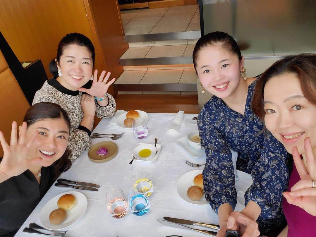 間々田佳子のインスタグラム：「かわいいDMMオンラインサロン間々田メンバーのみなさんと 初名古屋オフ会  一番の驚きはみんな背が高いと 言うことでした❣️ みなさん表情筋を動かす事にとても熱心で 時間があっという間に過ぎてしまいました❣️ これからもどうぞよろしくお願いいたします！  #dmm間々田サロンメンバー」