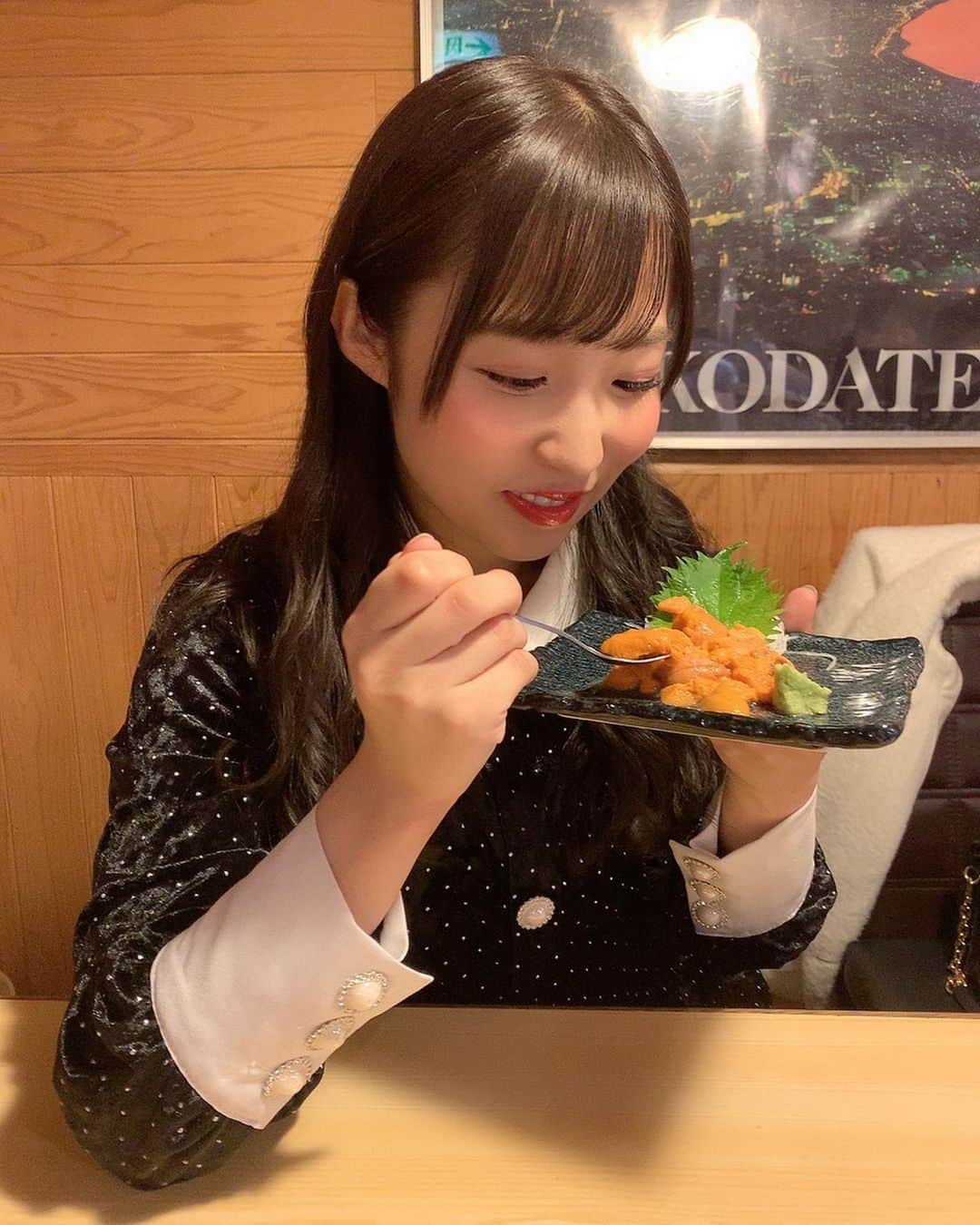 栄川乃亜さんのインスタグラム写真 - (栄川乃亜Instagram)「・ ・ ・ 「ウニも食べたいの？」 ・ 「のあが頼んだのに…」 ・ 「絶対に1個だけだからね！」 ・ ・ #3枚 #3行 #物語 #北海道 #ウニ」12月9日 21時28分 - noa_eikawa