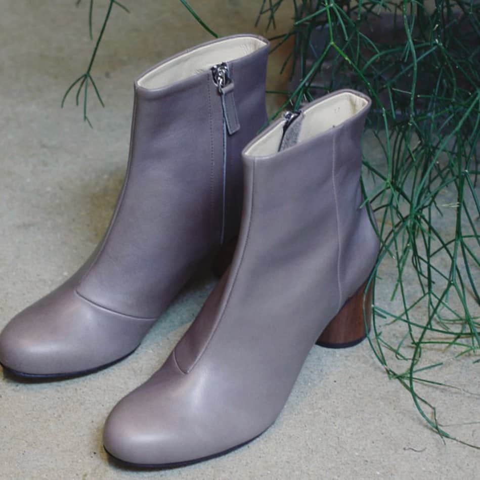 joujouのインスタグラム：「color、woodのソールに惚れた _fotのboots！ 何でも合う🧡 欲しくてたまらんbootsを買えて嬉しい！  #boots #new #ヒールもまぁまぁ低めで嬉しい！」