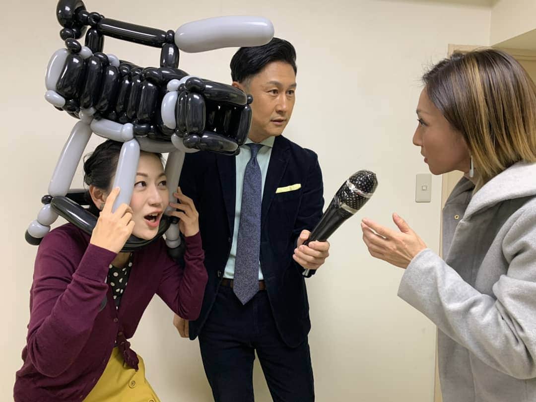 豊平有香のインスタグラム：「かご4で12月9日に早稲田さんが中継した 🎈ビタミンバルーン🎈 何でもバルーンで作ってしまう魔法のお店です✨ テレビカメラも作ってしまうのです‼️ 番組終了後、帰ってきた早稲田さんをMCが逆取材😆下山アナが持っている🎤マイク🎤もバルーンですよ～」
