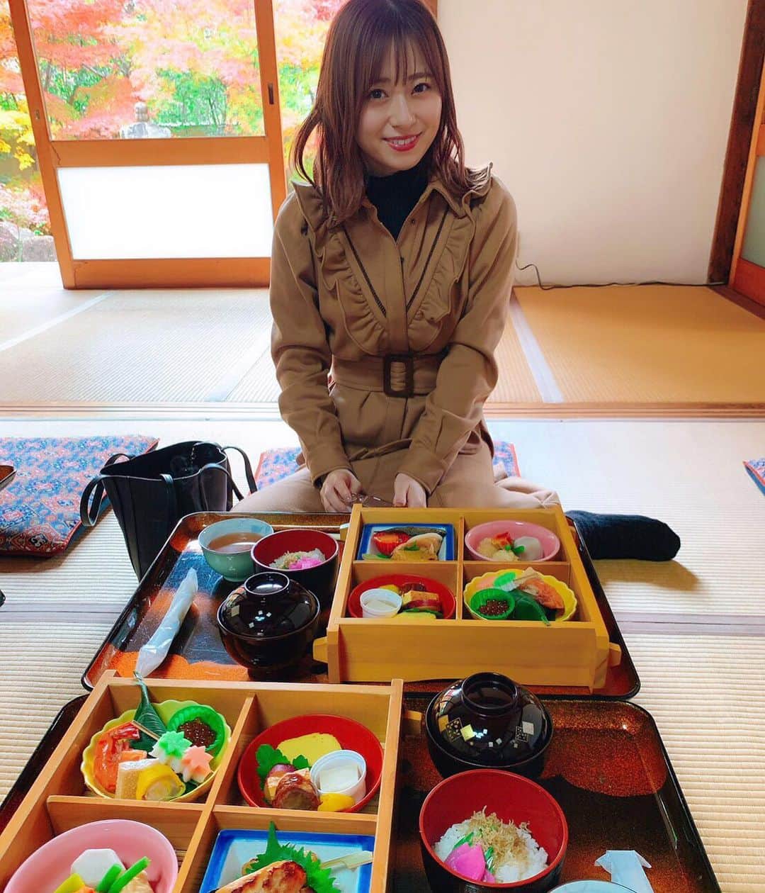 黒坂優香子さんのインスタグラム写真 - (黒坂優香子Instagram)「🍁 ・ ・ 京都の思い出🧡 ・ ・ 東福寺へ行く前に、 「京料理 高澤」でお昼ご飯🍚 ・ ・ 予約せずに急遽入ったんだけれど、 席数も多くて待ち時間も無く すぐに入れました☺︎ ・ 東福寺へ向かう道の途中にあるから 行きやすさも🙆‍♀️✨ ・ ・ 紅葉を眺めながらの美味しいランチはとても素敵な時間だったなぁ♡ ・ ・ #京都旅 #東福寺 #ランチ #紅葉　#母娘旅」12月9日 21時37分 - yukakokurosaka0606