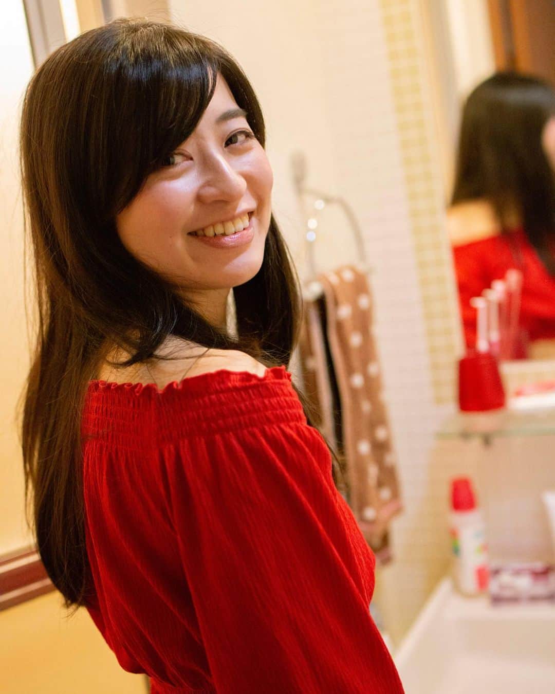 今井安紀のインスタグラム：「Taken by @hiroko.camera . Smiling, thinking, looking back again and gazing at you. 笑って、考えて、また振り返って、またあなたを見つめるの。 石井寛子ちゃん撮影。  #inmyroom #photolovers #portrait #profile #profilepictures #gaze #lookatyou #写真撮ってる人と繋がりたい #ポートレート #女子ポートレート #女子部屋 #振り返り #洗面台 #見つめる」