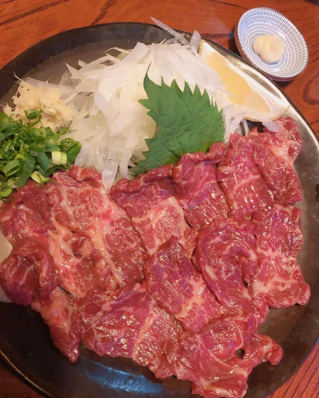 吉川千愛さんのインスタグラム写真 - (吉川千愛Instagram)「この前焼き鳥屋さんの 『清正』にメンバーと行って来た♪ さくらの いいちこボトルリレー でも話題の！！清正！！ 焼き鳥はもちろん 全部美味しかった〜🥰 馬刺し💓 にゅうめん💓 にんにくホイル💓  えのきバターと 焼きおにぎりもおすすめ🙌 行ってみて♪♪ しかもお店の方々が公演に 遊びに来てくださりました♪ ありがとうございます！  #焼き鳥　#やきとり　#清正　#福岡　#fukuoka #LinQ #吉川千愛　#こんにちあ　#あいんちゅ」12月9日 21時40分 - chiaki_yo