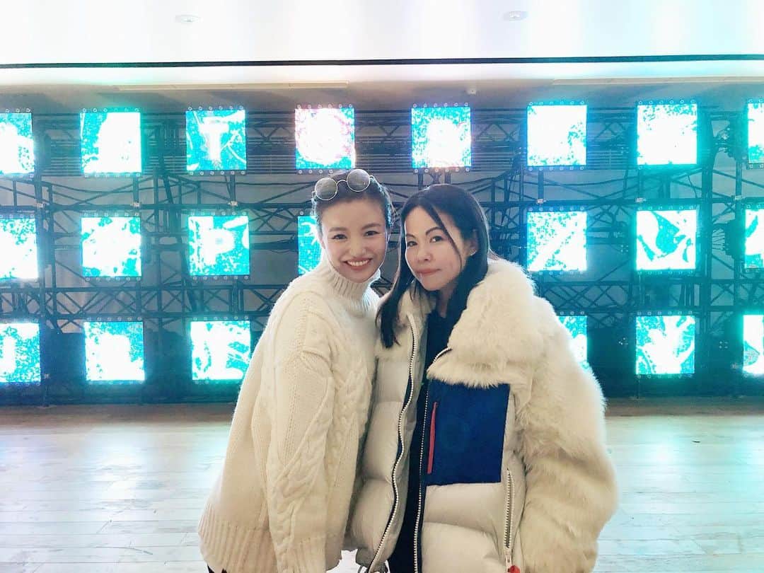 紺谷みえこのインスタグラム：「sacaiのデザイナー 阿部千登勢さんと♡ お誕生日おめでとうございます🎂 ・ #sacai @sacaiofficial #阿部千登勢  #fashion #tokyo #art #cordinate #photo #model #chitoseabe #ootd #birthday #instagood #instalike #f4f #like #サカイ #ファッション  #イベント #オシャレ #オシャレさんと繋がりたい #東京 #アート #コーデ #モデル #誕生日 #プレゼント」