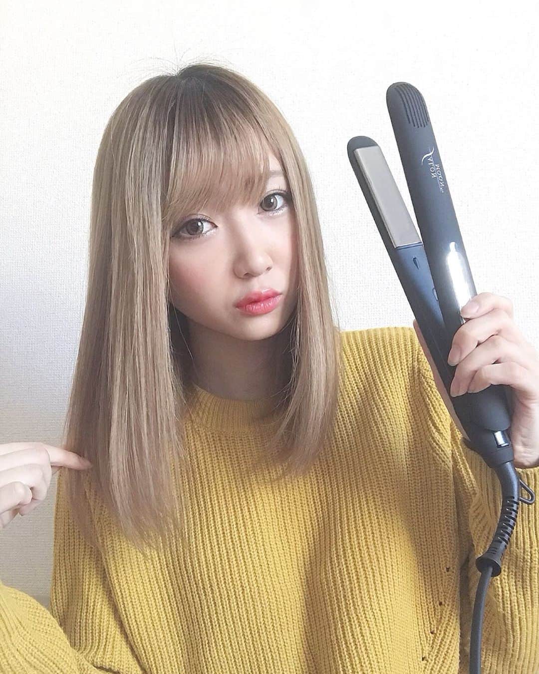 のインスタグラム：「♡♡♡ . 最近巻き髪だけじゃなくストレートもハマってるから 新しくストレートヘアアイロン✂️GETしたよ😌💕 . 業界初のミラーイオンチタニウムプレート搭載で 滑りの良さが◎でした👌🏻すぐにあったまるから 朝忙しい時に時短でセットできるから便利☀️ . 詳しくは @salonmoon_official でチェックしてみてね🐈 . ⚠︎動画撮ろうと思ったけどうまく撮れんかったから 最後アイロンしおわった後の謎の動画だけのせるｗｗ . . #SALONMOON #セルフでサロン級SALONMOON #サロンムーン #ヘアアイロン #ストレートヘアと #ストレートアイロン #ストレートヘアアイロン #PR .」