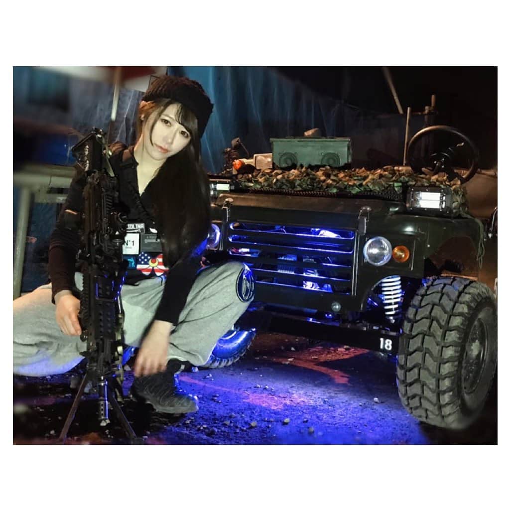 のインスタグラム：「. .  間違えて消しちゃった💦再アップです！！ . 先日💜お休みの日💜ぷいーんと自分でハンドルを握り (運転だいすき〜) . . 埼玉県川越のサバイバルゲームフィールド  @h.e.a.d.s_kawagoe ヘッズ川越さんに 遊びに行ってきましたああ〜 . . うーむむむ!!!最高の気分転換だっぞ〜╰(*´︶`*)╯🔫 💕 . . . あ!!ヘッズ川越さんの今の時期にオススメの装備は 砂漠フィールドに生えてる草が枯れて全体的にベージュっぽいから3カラーとかデザートタイガーとか タンカラーっぽいのだと目立ちにくくて良いかも💕 . . あとね!!!写真のめちゃSNS映えな車が設置されてた!!🚘💜 . . なんと💕私も乗ってるバイクの🛵カブ🛵エンジンを載せた 手作りジープだそうで!!!!動くんだよ!!すごおおおお💕｀・ω・´ . . ちなみにヘッズ川越さんは来年の2020ねん 1周年記念イベントが開催されるよ!!! ぴっちょりーなは1月5日(日)にゲスト参加させて頂きます💜 . . みんな遊びにきてねえええええ(((o(*ﾟ▽ﾟ*)o)))💕 . . . 🎽#tactical‬belt & #chestrig  @tamuratacticalgeardevelopment ‪ 🚘#jeep .. 🔫 #minimi  #lightmachinegun . 👖#poloralphlauren . 🥾#salomon . . 🖤🖤🖤🖤PICCIOLINA☆SCHEDULE🖤🖤🖤🖤 . ■🔫ゲスト出演🔫サバゲーイベント■ 1月5日(木) 1周年記念イベント@H.E.A.D.S川越 . . 🖤🖤🖤🖤🖤🖤🖤🖤🖤🖤🖤🖤🖤🖤🖤🖤 🖤🖤🖤🖤 . . . 🌈ぴっちょりーな☆への仕事依頼🌈は株式会社ハローまで . . 🌈ぴっちょりーなYouTubeチャンネル🌈 週一💕配信中〜 . . 🌈ぴっちょりーなバイクアカウント🌈 @picciolina . . . . 🖤🖤🖤🖤🖤🖤🖤🖤🖤🖤🖤🖤🖤🖤🖤🖤🖤 🖤 . , #サバイバルゲーム  #airsofter#airsofters#airsoftgun#airsoftguns#ぴっちょりーな #piccholina #airguns#airgun#airsofterphoto#airsofting#airsoftwar#airsoftworld#airsoftgirl#girlswithguns#airsoft#サバゲー#サバゲー女子#military」