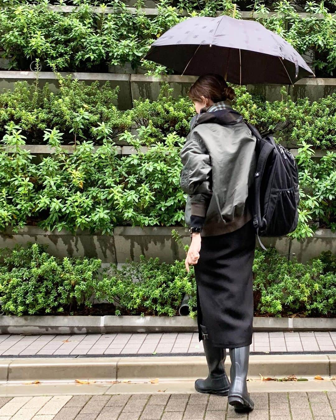 武藤京子さんのインスタグラム写真 - (武藤京子Instagram)「* * 先日の雨の日のお洋服 * メンズ度が高いので  @deuxiemeclasse の スリット入りタイトスカートで 女子度足してみました😅 * #ootd  #MA1 #freaksstore #フリークスストア #スカート #deuxiemeclasse #ドゥーズィエムクラス  #ストール #joshuaellis #ジョシュアエリス  #バッグ #thenorthface #ザノースフェイス  #靴 #hunterboots #ハンター  #アメブロ更新しました」12月9日 21時58分 - kyokomuto0628