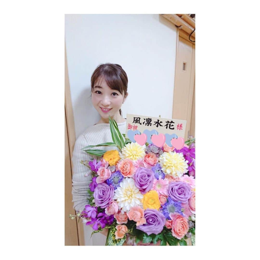 風凛水花のインスタグラム：「先日、サークル宛に素敵なお花を頂きました😭💐嬉しいー💓💓💓💓本当にありがとうございます😊💓💓💓 アットホームに楽しくのびのびと踊りを踊って貰えたらと思っております😌💓💓💓 女の子だけのサークルとさせて頂いております👧 私自身、生粋の女子校育ちです✨✨女の子が楽しく学べる場所を作りたいと思っています💓 是非体験、見学もお問い合わせ下さい😊✨ インスタグラムからのご応募の場合、初回体験を無料でさせて頂きます❣️ 単発での参加も可能です💓 お気軽にお問い合わせ下さい😊 今後はミュージカルナンバーにも挑戦したいと思います💃✨ 子供達の吸収力に改めてビックリしています😌💓 自分自身をピカピカに磨くお手伝いが出来ればと思います😊 宜しくお願い致します💓 #キッズ #キッズダンスサークル  #キッズダンス  #ダンス #品川区 #品川区習い事 #子育てママ #習い事 #品川区ママ #宝塚 #ミュージカル 今月は、#クリスマスソング #体験無料 #新馬場#caratガールズダンススクール」