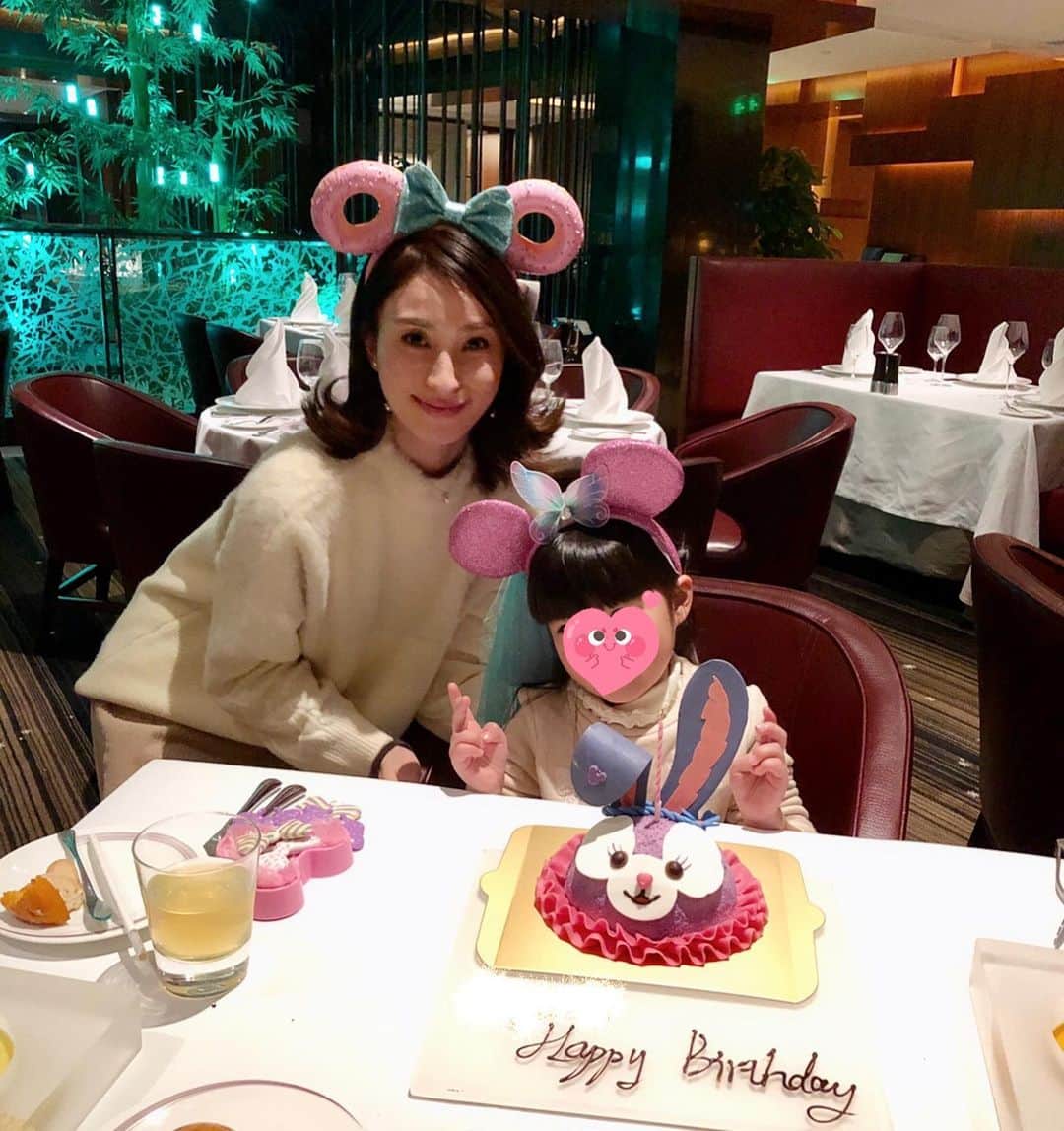 蜂矢有紀のインスタグラム：「👧🎂🎉 ・ 先日の #バースデー旅行 🐼🇨🇳 ・ 娘が5歳になりました👧🎊 #おめでとう ✨ 明るく元気に健康に育ってくれて ありがとう❤️大好きだよ ・ 5歳に、もの凄い自信と誇りを 持っているみたい☺️👏 もう一丁前に頼もしくて ママが支えてもらってるよ。 沢山の愛と幸せをもらって。 こんなにも愛おしくて大事な 存在に感謝しかないです。 ・ 娘への気持ちを書き出したら 永遠に終わらないのでこの辺で🙈💕笑 ・ #娘 #5歳 #お誕生日 #お誕生日おめでとう #ディズニーランド #大好きな場所 #上海 #上海ディズニーランド #上海ディズニーランドホテル #上海迪士尼楽園 #上海迪士尼楽園酒店 #バースデーケーキ #ステラルー #🐰 #かわいすぎる 🎂🐰💜 #shanghai #shanghaidisneyland #disneyland #happybirthday #birthday #daughter #5years #20191203」