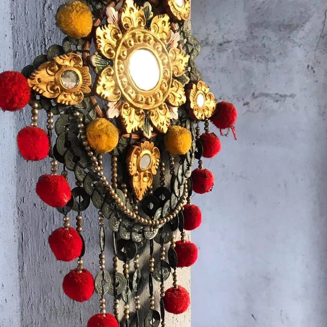 のインスタグラム：「Looking for exotic Christmas decorations in all the most extraordinary places. 🎉🌲Legong dancers traditional costume. ✨🙌🧜‍♀️ ⠀⠀⠀⠀⠀⠀⠀⠀⠀ #indostyle #christmas #legong」