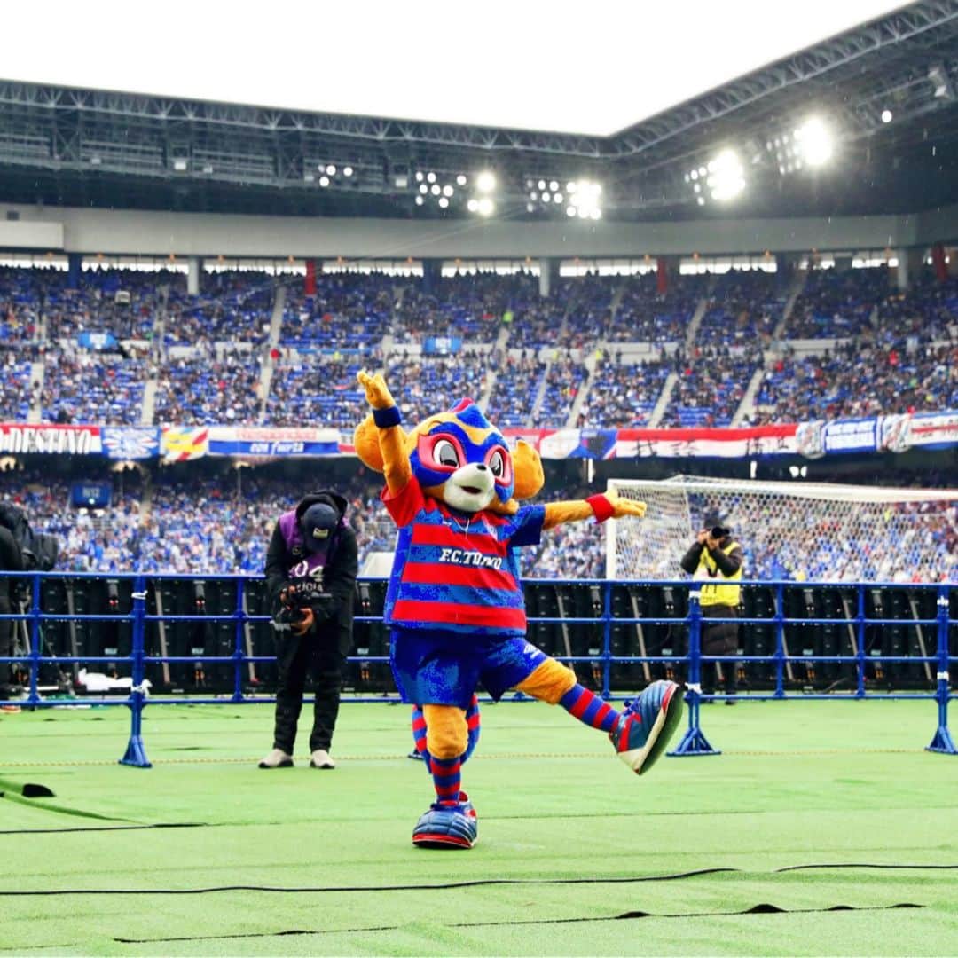FC東京オフィシャルグッズさんのインスタグラム写真 - (FC東京オフィシャルグッズInstagram)「. vs #横浜Fマリノス 一緒に1番高い所からの景色を見たかった。 最高の盛り上げ。 最高のサポートをありがとう。 マスコット総選挙、やってやろう。 @fctokyoofficial  #東京ドロンパ  #FC東京  #fctokyo  #tokyo」12月9日 22時05分 - fctokyoofficial