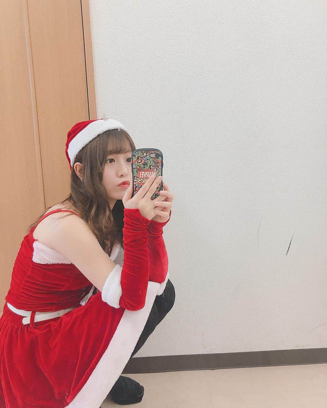 弘松菜摘のインスタグラム：「﻿ 私のサンタさんは﻿ どこにいるのかなー？﻿🎅 ﻿ ﻿ #サンタコス #クリスマス #サンタコスプレ #xmas #フォロワー募集中 #フォローミー #いいね待ってます #撮影依頼受付募集 #作品撮り #followme #japanesegirl #kawaii #idol #萌　#コスプレ」