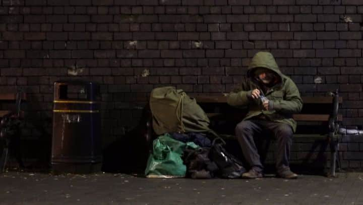 バンクシーのインスタグラム：「. God bless Birmingham. In the 20 minutes we filmed Ryan on this bench passers-by gave him a hot drink, two chocolate bars and a lighter - without him ever asking for anything.」