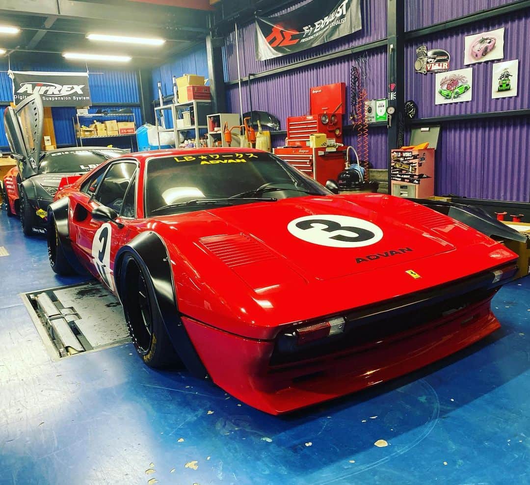 のインスタグラム：「Liberty walk自由に歩く！！！ LB★WORKS FERRARI 308 GTB😊  @libertywalkkato@ferrari #ferrari #libertywalk#libertywalkkato#lbworks#lbnation#ltmw#supercar#widebody#スーパーカー#fiexhaust #airrexsuspension #libertywalkeu#drift#lbperformance #japan#旧車#essenmotorshow#semashow#goodwoodfos#東京オートサロン#大阪メッセ#旧車#usa#madmike」