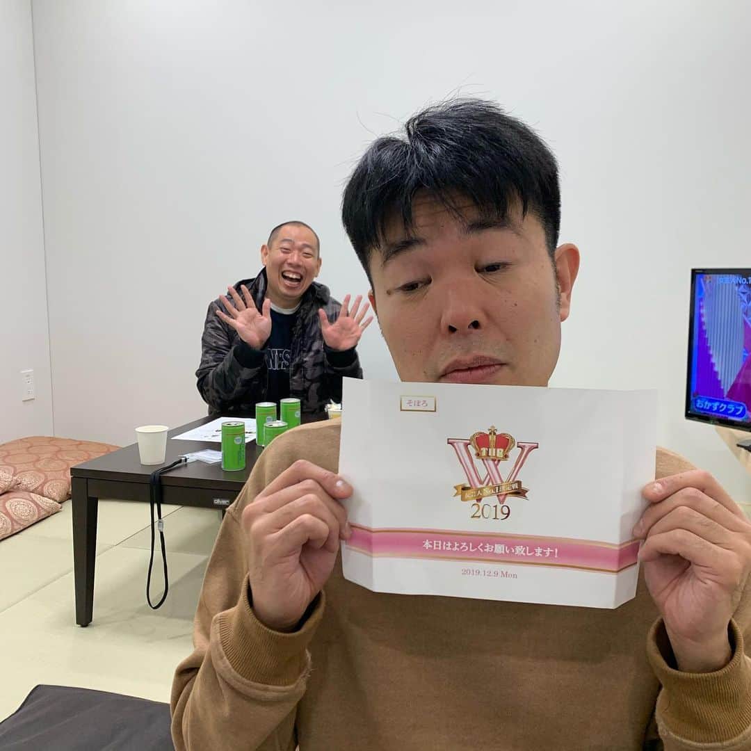 西川晃啓のインスタグラム：「気絶前説  生放送の前説の楽屋で気絶  #あるある探検隊#レギュラー#気絶#気絶の日々#ギャグ#ダブリュー#女芸人#No. 1#決定戦#日テレ#生放送#前説#楽屋#お弁当#包み紙#専用」