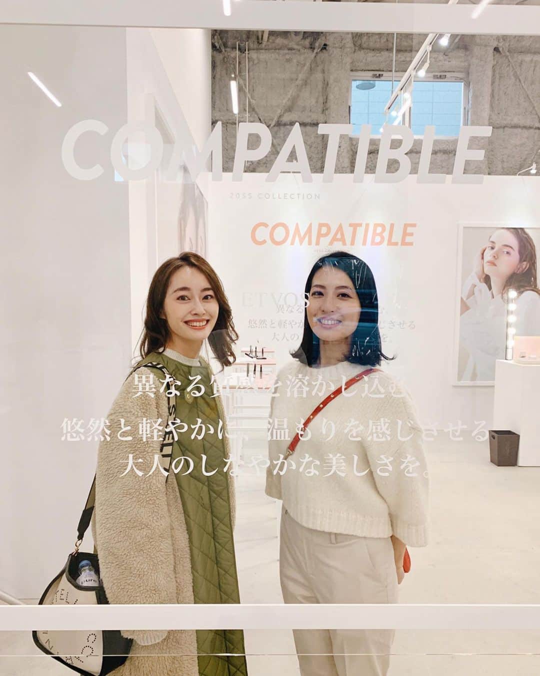 小祝麻里亜のインスタグラム：「【ETVOS 2020SS Collection】をこの間、覗いてきました☺️💕 もう何回目になるだろうか？展示会のたびに撮る恒例の、美人prのティシュキンさんと2ショット😊😊いつも今回はどこで撮る？って会話しながら撮ってます😂✨✨ ． ETVOSの一番好きな所は、お湯とせっけんでメイクが落ちる所。せっかく美肌ケアしてても、メイクアップによるクレンジングで肌に負担をかけると、美肌からまた遠ざかってしまうんですよね。 ． そんなETVOSから沢山の魅力的な新製品や新色が出る中、私の中のベスト3を勝手に2枚目でご紹介❣️ ． まず1つ目は2枚目の写真一番下 【 #モイストバリアBB 】これは美容液ファンデーション！しっかりとくすみをカバーしてくれ、でも厚塗り感なく、そして肌の負担も少ないんです😳こんなの待ってましたー！なお手軽ファンデ。これはデイリーにも使いたいし、長時間メイクしてる日にも使いたい！ ． 続いて2つ目は写真2枚目の左上【 #ミネラルマルチパウダー 】これ1つで3役なんです😭❣️アイカラー、チーク、リップ、あ！アイブロウのアクセントにも。これでワントーンに仕上がるから、洗練されたメイクが手軽に！できちゃう。これは絶対持ち歩きコスメにもってこい。旅にも必須。なのにミネラル処方なんですよね…すごい🙏 ． 最後は2枚目の右【 #ミネラルアイバーム 】これは既にずっと愛用してるんで、今回は何色かなぁ？と思ったら、ライラックカラー！つけたらどうなるんだろう？と瞼にのせてもらったら、まぶたのくすみが消える〜。しかも程よいパールで透明感も！これは限定色らしく…これ絶対に早々と売れ切れですねって話しました。笑(いつも限定色完売するんですよ！) ． ついついスタッフの方のように力説しちゃいましたが、2枚目の写真は私のETVOS 2020ss ベスト3！他にも新色リップなど、素敵なアイテムたくさんありますけどね💕 ． 3枚目はタッチアップしてもらった動画の5倍速？です。←急に雑 ． もし聞きたいことあったら、気軽に言ってください！頭に色々知識を入れてきたので🥰🥰🥰笑 ． ＿＿＿＿＿＿＿＿＿ #makeup #cosme #beauty #ETVOS #2020ss  #lips #eyeshadow #check8278 #春夏メイク #メイク #メイクアップ #カラーメイク #新作コスメ #エトヴォス #アイシャドウ #コスメ #メイクプロセス #メイク動画 #셀스타그램#셀카 #셀피 #화장품 #뷰티스타그램」