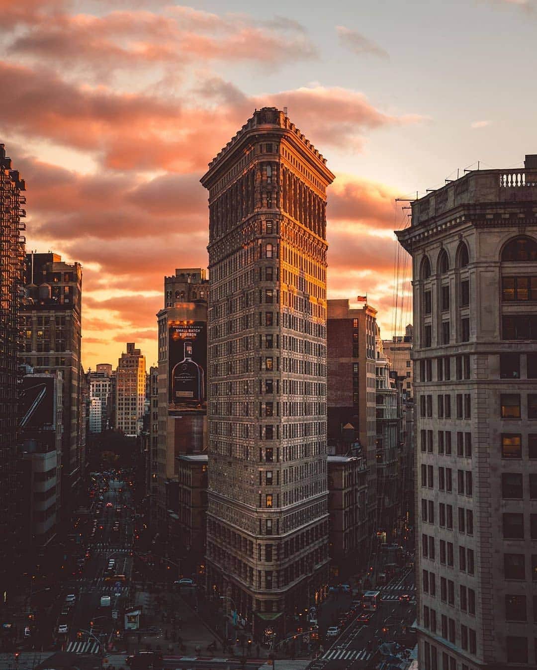 BEAUTIFUL DESTINATIONSさんのインスタグラム写真 - (BEAUTIFUL DESTINATIONSInstagram)「The Flatiron Building: Where Marilyn Monroe had her famous "dress moment" 👗 #LocalTip: Spend some time at the nearby Madison Square Park for some of NYC's best people watching👀! Have you been here before?! (📷: @ryanmillier 📍: Flatiron Building, #NYC)」12月9日 22時13分 - beautifuldestinations